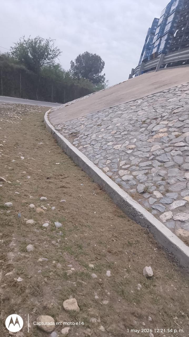 Después del deshierbe en el perímetro de una instalación industrial